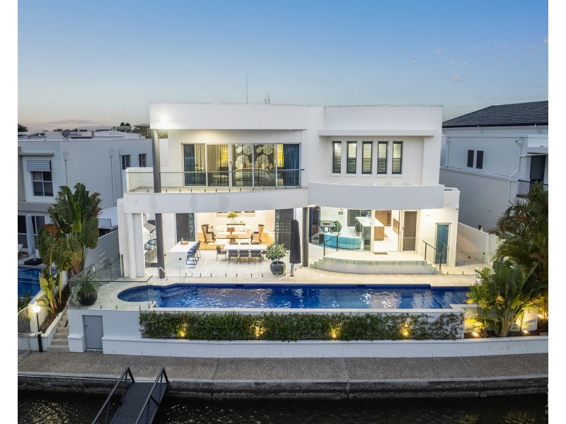 11 Hampton Court, Sovereign Islands QLD 4216