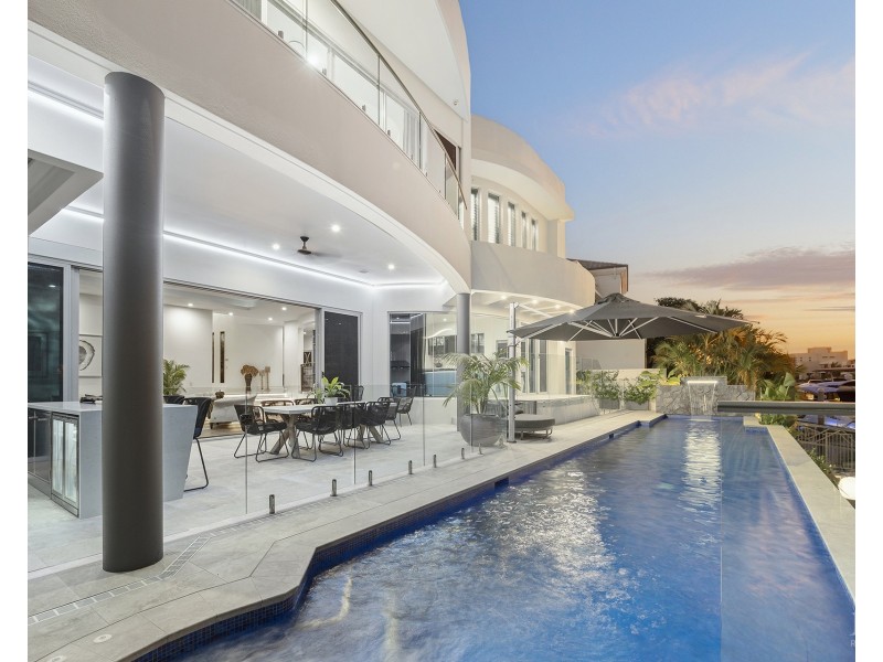 11 Hampton Court, Sovereign Islands QLD 4216