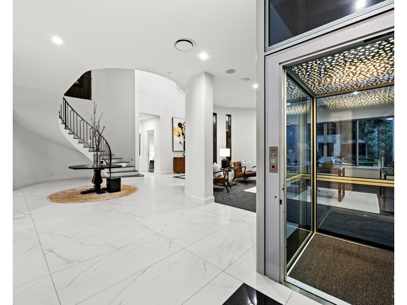 11 Hampton Court, Sovereign Islands QLD 4216