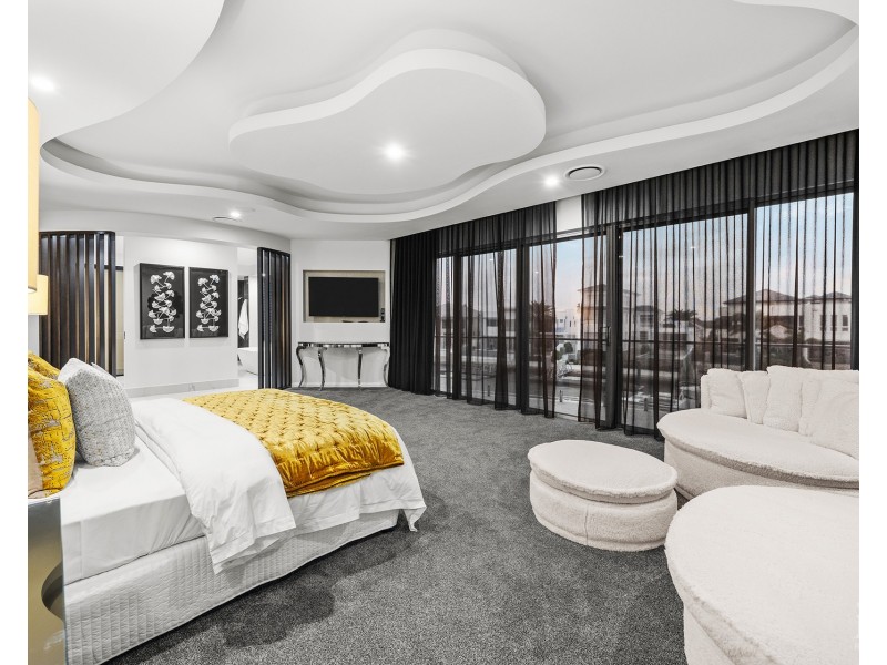 11 Hampton Court, Sovereign Islands QLD 4216