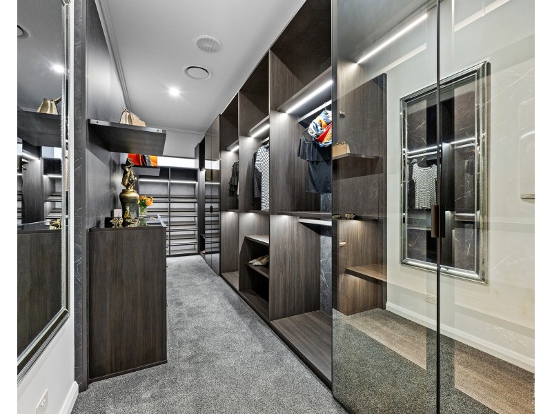 11 Hampton Court, Sovereign Islands QLD 4216