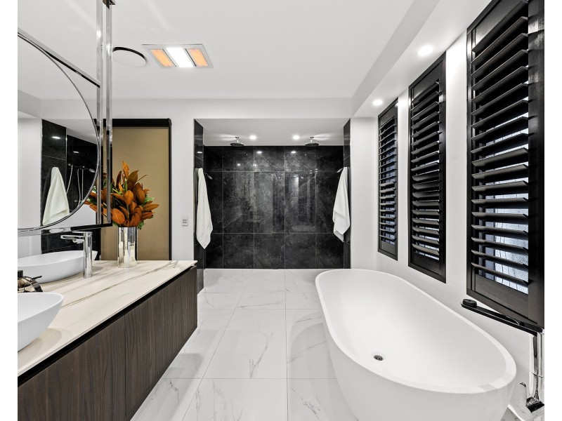 11 Hampton Court, Sovereign Islands QLD 4216