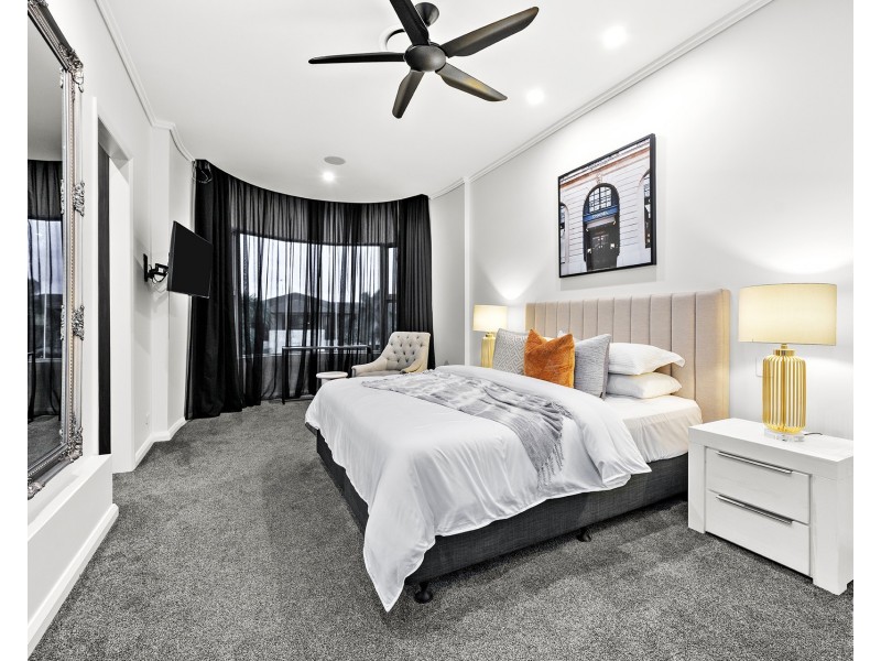 11 Hampton Court, Sovereign Islands QLD 4216