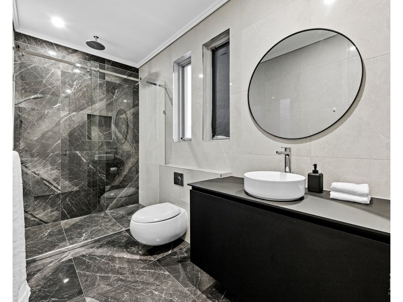 11 Hampton Court, Sovereign Islands QLD 4216