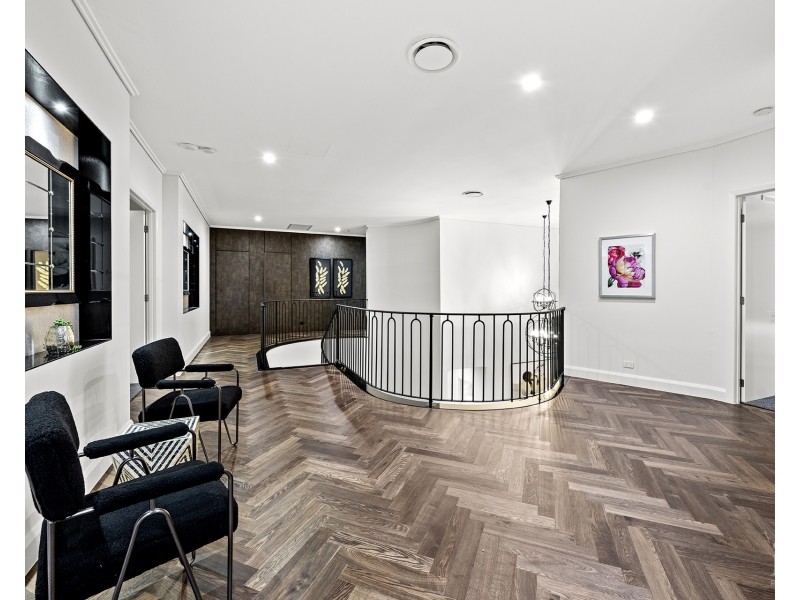 11 Hampton Court, Sovereign Islands QLD 4216