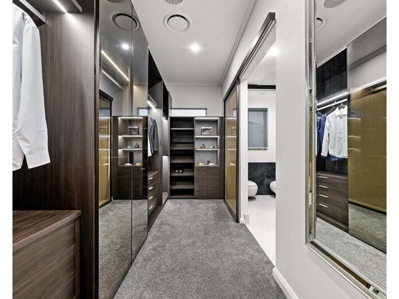 11 Hampton Court, Sovereign Islands QLD 4216