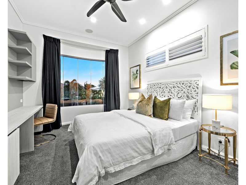 11 Hampton Court, Sovereign Islands QLD 4216