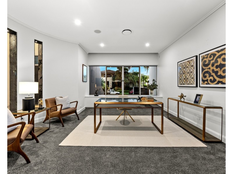 11 Hampton Court, Sovereign Islands QLD 4216