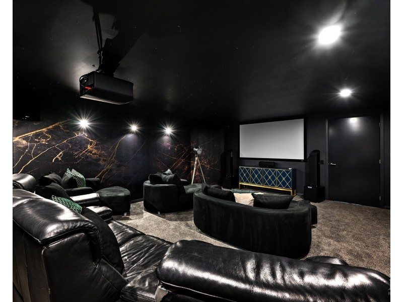 11 Hampton Court, Sovereign Islands QLD 4216