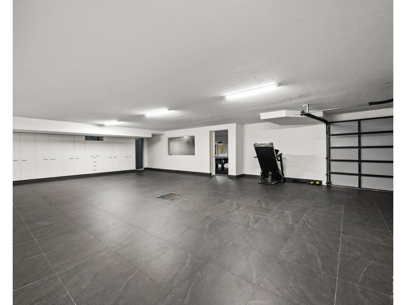 11 Hampton Court, Sovereign Islands QLD 4216