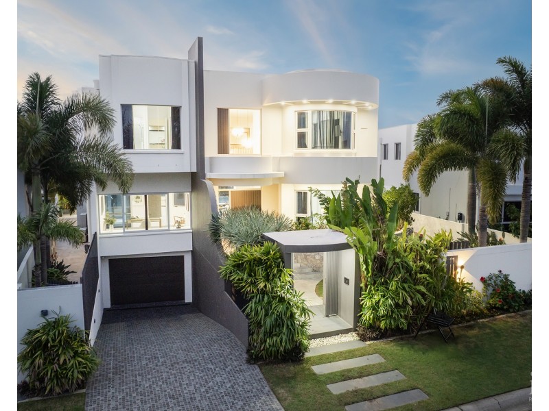 11 Hampton Court, Sovereign Islands QLD 4216