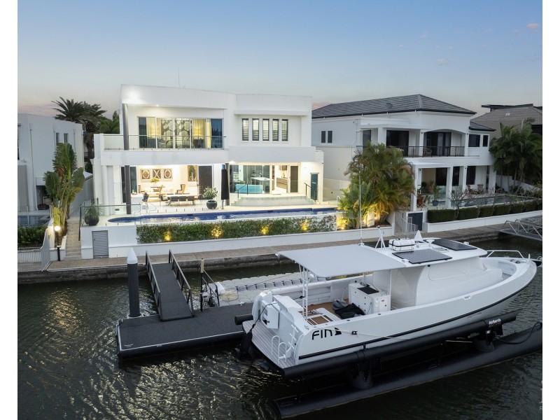 11 Hampton Court, Sovereign Islands QLD 4216