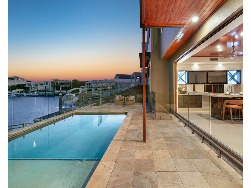 7 Royal Albert Crescent, Sovereign Islands QLD 4216