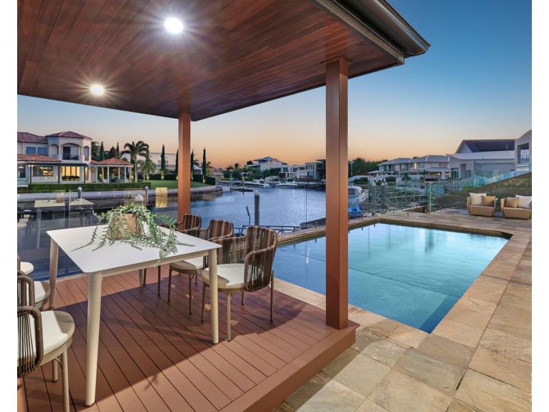 7 Royal Albert Crescent, Sovereign Islands QLD 4216