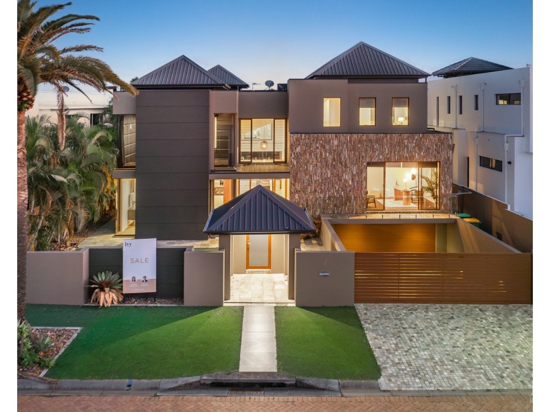 7 Royal Albert Crescent, Sovereign Islands QLD 4216