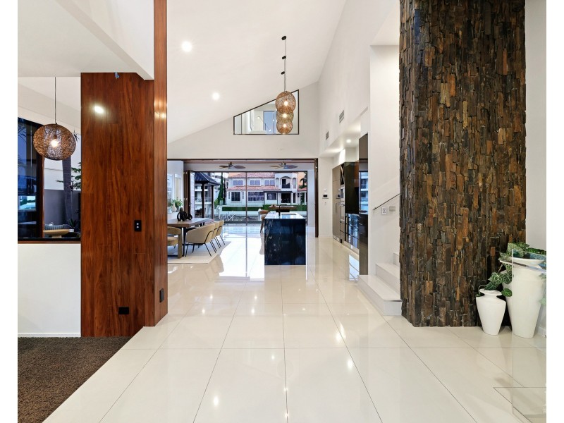 7 Royal Albert Crescent, Sovereign Islands QLD 4216