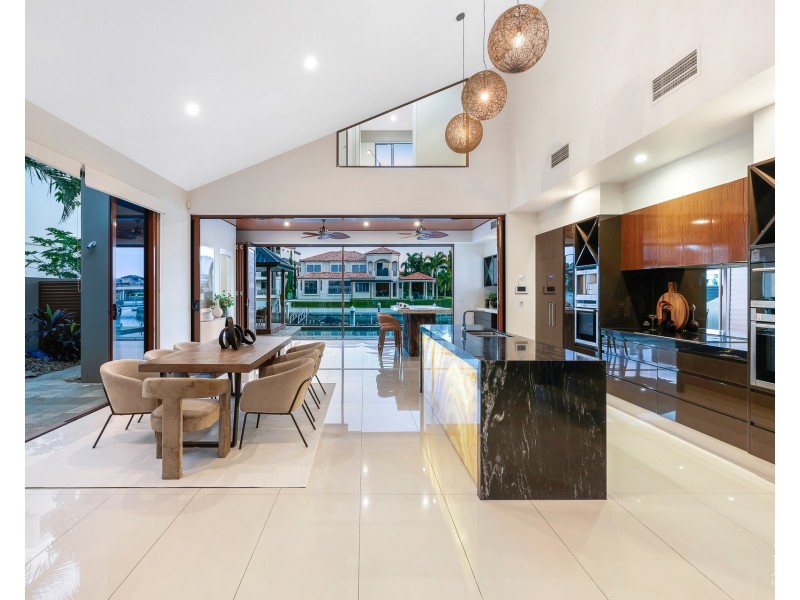 7 Royal Albert Crescent, Sovereign Islands QLD 4216