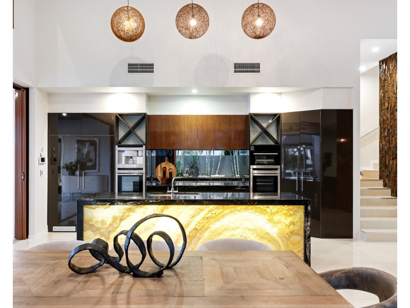 7 Royal Albert Crescent, Sovereign Islands QLD 4216