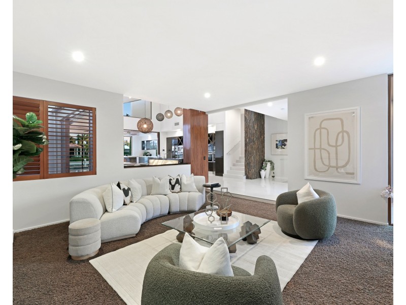 7 Royal Albert Crescent, Sovereign Islands QLD 4216