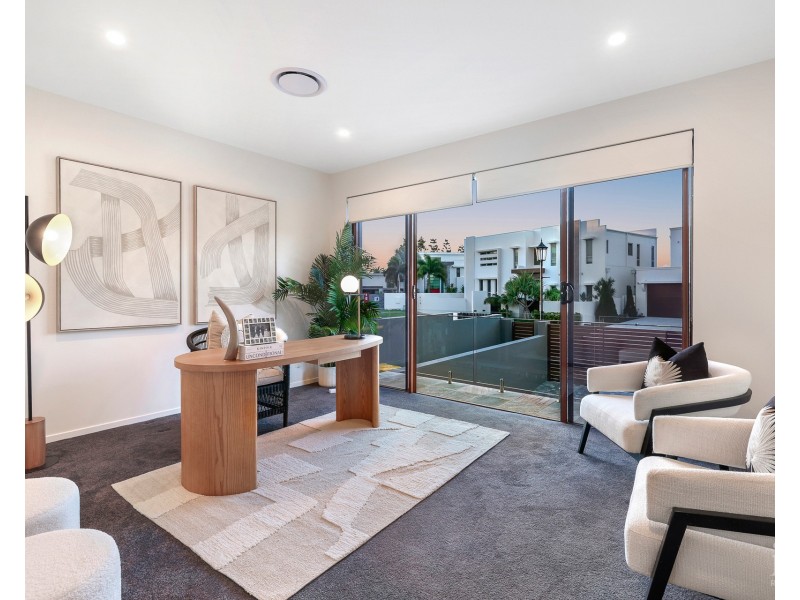 7 Royal Albert Crescent, Sovereign Islands QLD 4216