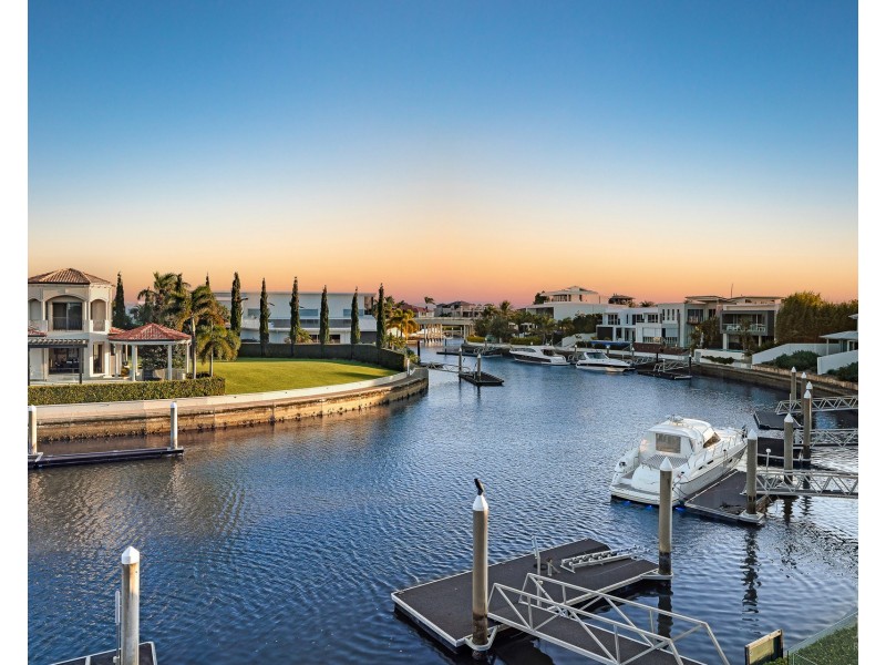 7 Royal Albert Crescent, Sovereign Islands QLD 4216