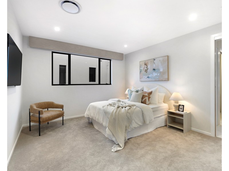 7 Royal Albert Crescent, Sovereign Islands QLD 4216