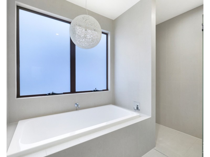 7 Royal Albert Crescent, Sovereign Islands QLD 4216