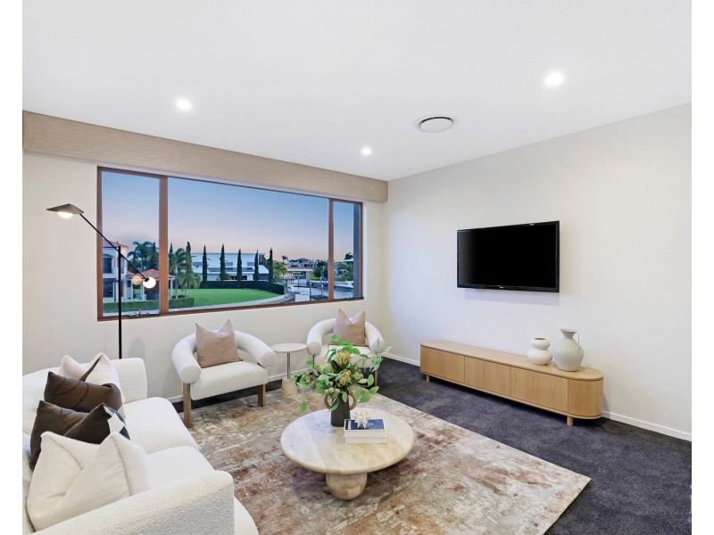 7 Royal Albert Crescent, Sovereign Islands QLD 4216