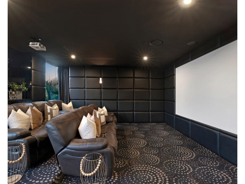 7 Royal Albert Crescent, Sovereign Islands QLD 4216