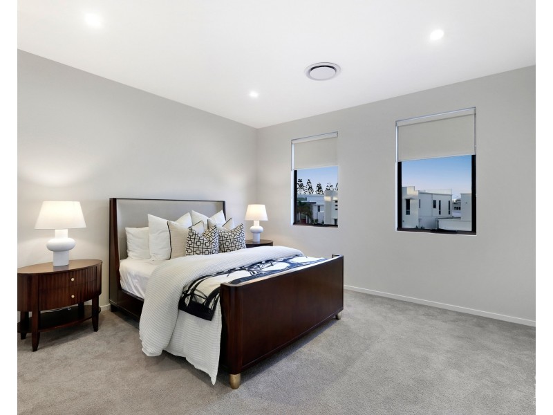 7 Royal Albert Crescent, Sovereign Islands QLD 4216