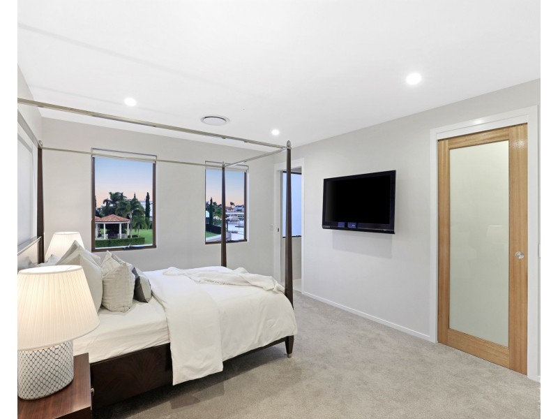 7 Royal Albert Crescent, Sovereign Islands QLD 4216