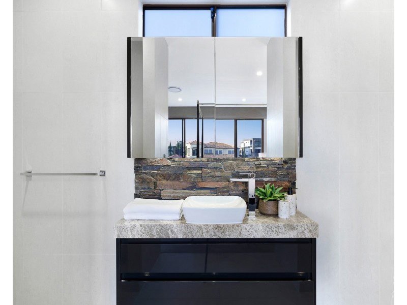 7 Royal Albert Crescent, Sovereign Islands QLD 4216