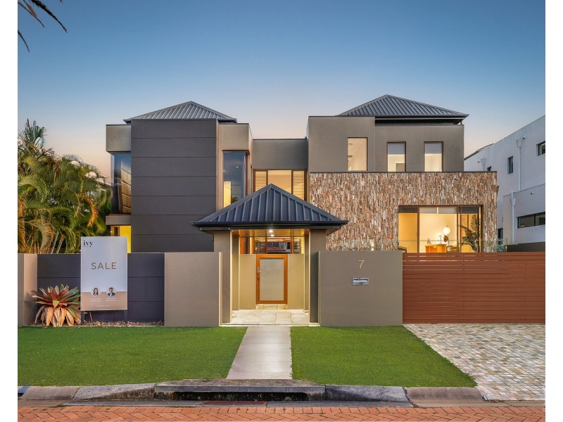 7 Royal Albert Crescent, Sovereign Islands QLD 4216