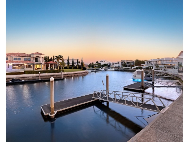 7 Royal Albert Crescent, Sovereign Islands QLD 4216