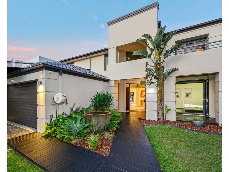 8 Kensington Mews, Sovereign Islands QLD 4216