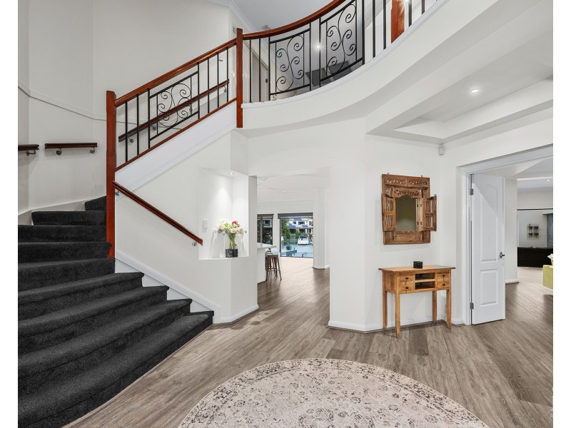 8 Kensington Mews, Sovereign Islands QLD 4216