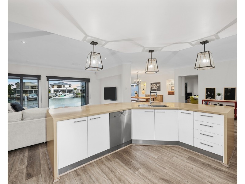 8 Kensington Mews, Sovereign Islands QLD 4216