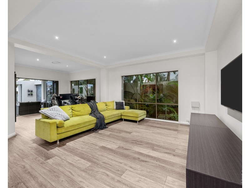 8 Kensington Mews, Sovereign Islands QLD 4216