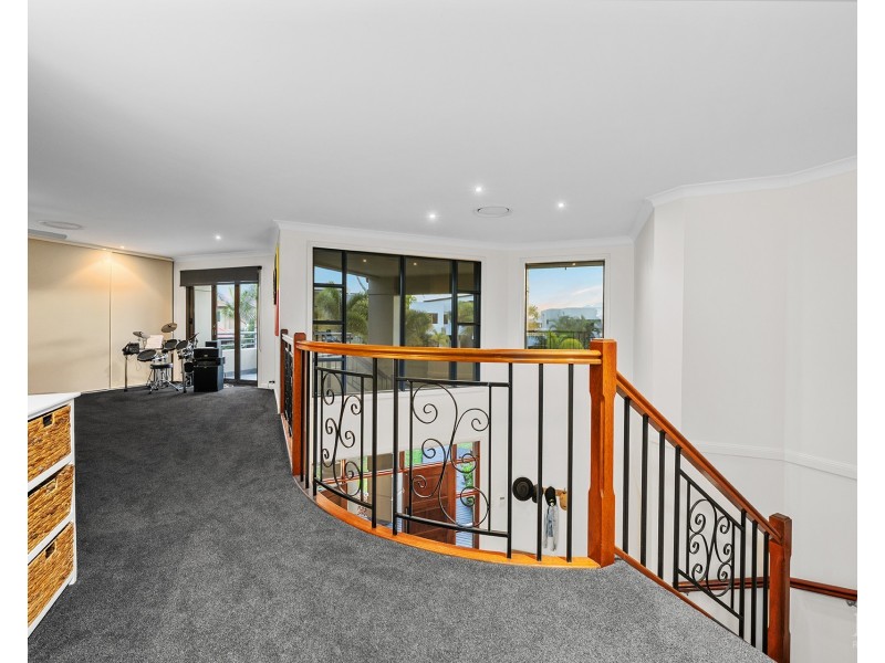 8 Kensington Mews, Sovereign Islands QLD 4216