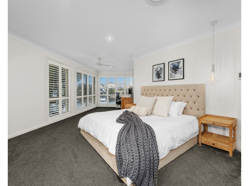 8 Kensington Mews, Sovereign Islands QLD 4216