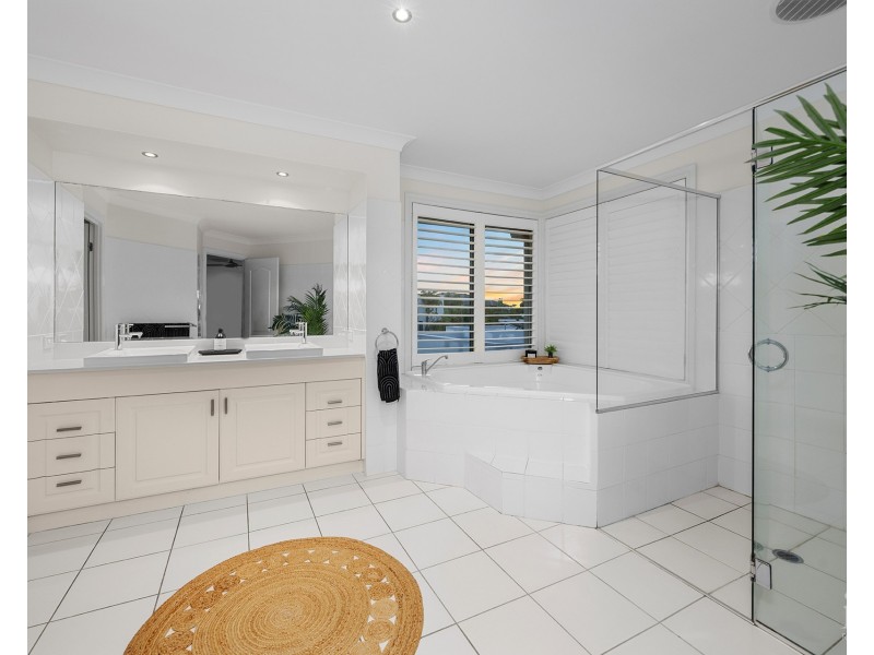 8 Kensington Mews, Sovereign Islands QLD 4216