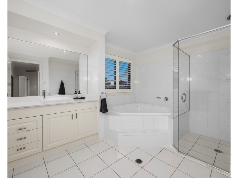 8 Kensington Mews, Sovereign Islands QLD 4216