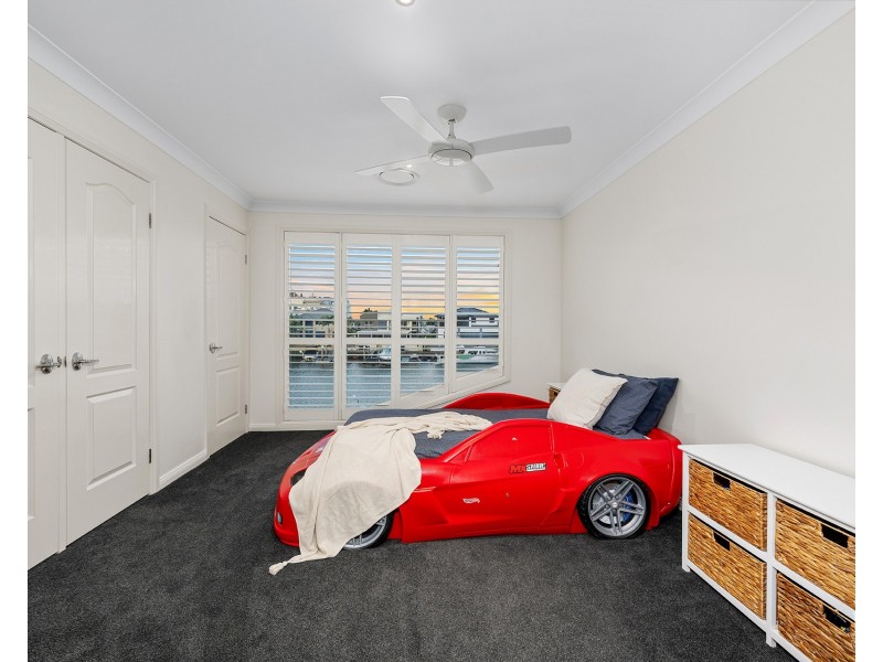 8 Kensington Mews, Sovereign Islands QLD 4216