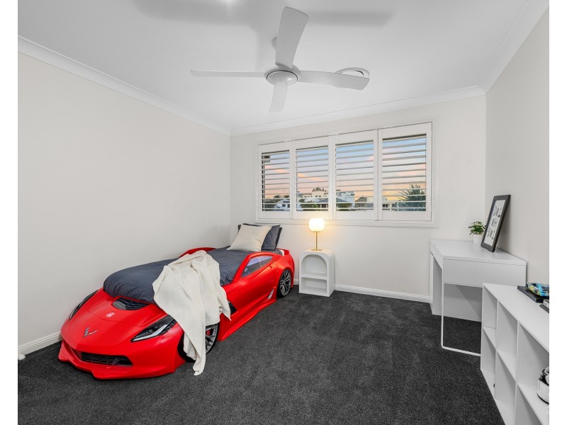 8 Kensington Mews, Sovereign Islands QLD 4216