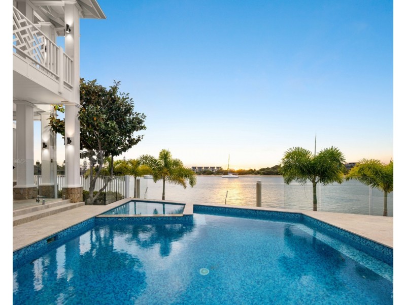 1 Royal Mews, Sovereign Islands QLD 4216