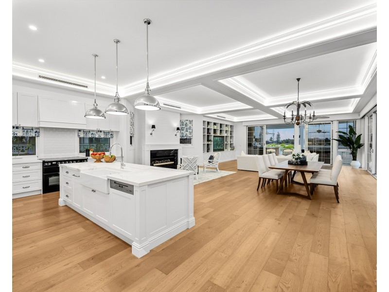 1 Royal Mews, Sovereign Islands QLD 4216