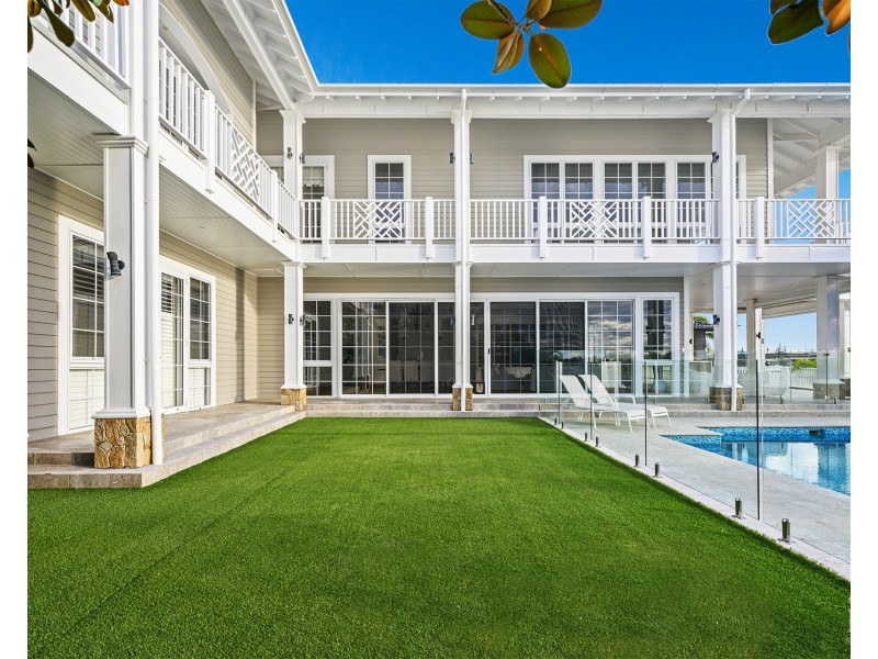 1 Royal Mews, Sovereign Islands QLD 4216