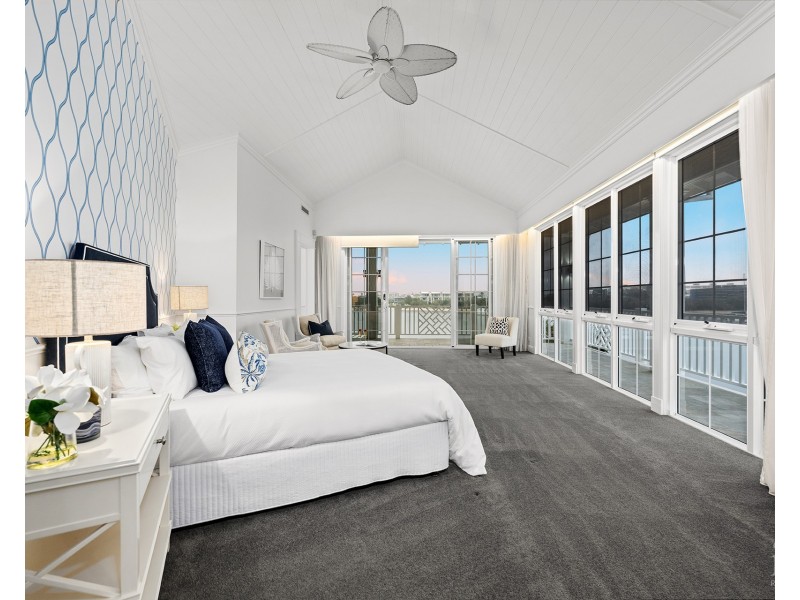 1 Royal Mews, Sovereign Islands QLD 4216