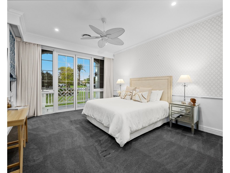 1 Royal Mews, Sovereign Islands QLD 4216