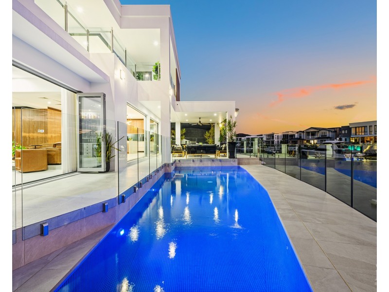 86 Royal Albert Crescent, Sovereign Islands QLD 4216